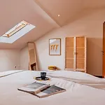 Lägenhet Authentic Living With A View By Lovelystay