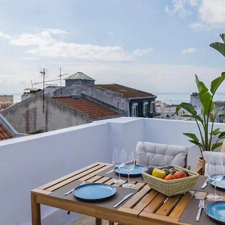 Appartamento Authentic Living With A View By Lovelystay Lisbona